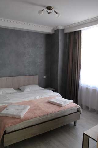 Мини-отель Hotel Elegant Степанцминда Двухместный номер с 1 кроватью и общей ванной комнатой-2